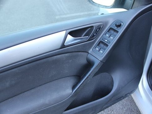 Used 2010 Volkswagen Golf 4-Door FWD image 11