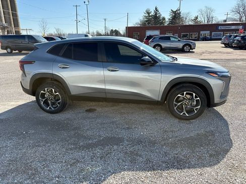 Used 2025 Chevrolet Trax RS image 2