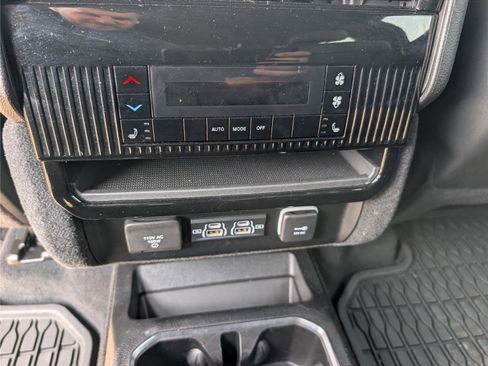 Used 2024 Jeep Wagoneer L Series II w/ Convenience Group I image 17