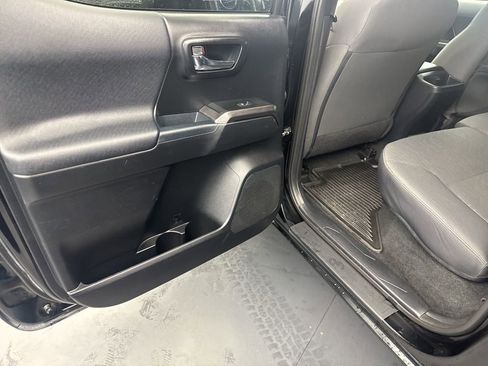 Used 2017 Toyota Tacoma TRD Off-Road image 37