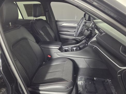 Used 2025 Jeep Grand Cherokee Altitude RWD image 31