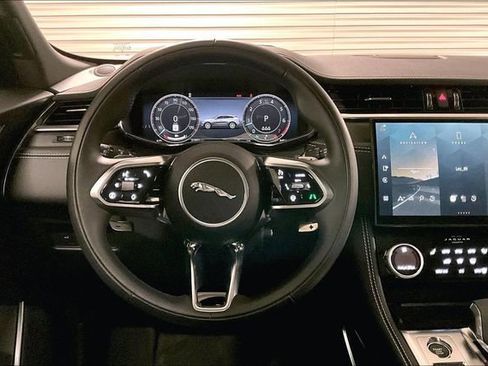 Certified 2025 Jaguar F-PACE R-Dynamic S image 4