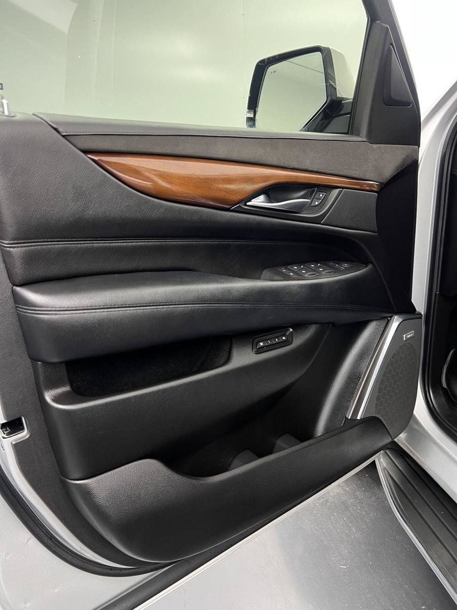 Used 2016 Cadillac Escalade Luxury AWD/4WD image 14