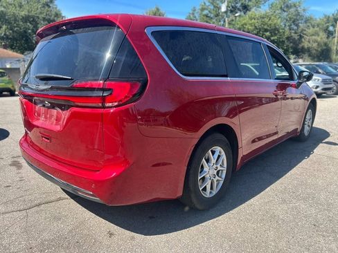 Used 2025 Chrysler Pacifica Select FWD image 5