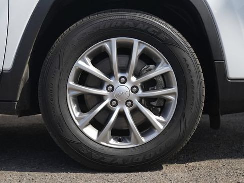 Used 2021 Jeep Cherokee Latitude Plus AWD/4WD image 12