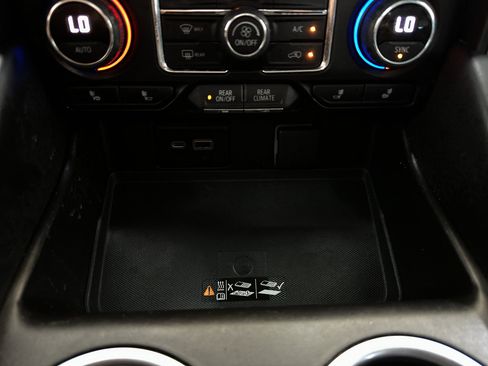 Used 2021 Chevrolet Suburban LT image 29