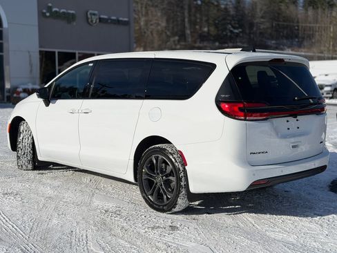 New 2026 Chrysler Pacifica Select image 3