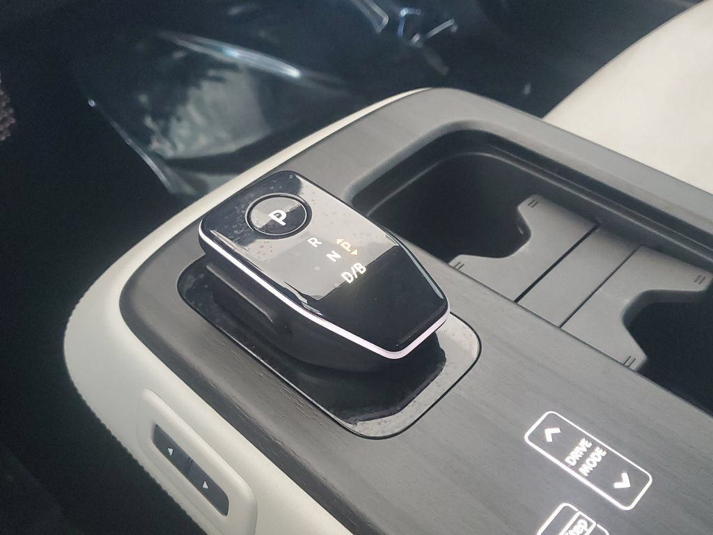 Used 2024 Nissan Ariya AWD image 30