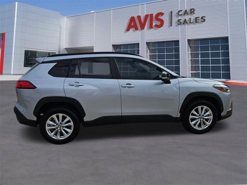 Used 2025 Toyota Corolla Cross LE image 7