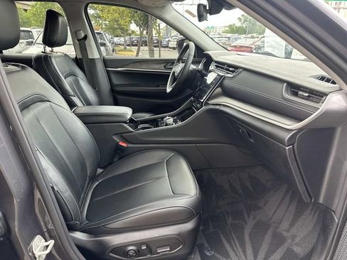 Used 2023 Jeep Grand Cherokee Limited AWD/4WD image 10