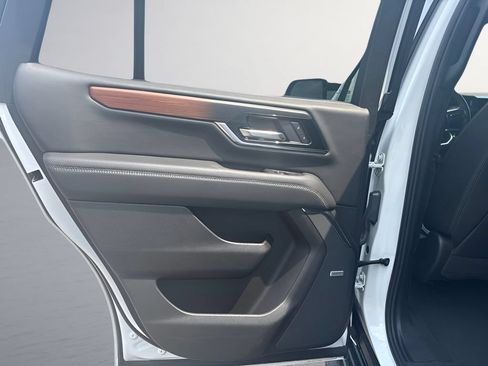 Used 2025 GMC Yukon Denali AWD/4WD image 29