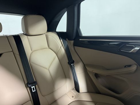 Certified 2026 Porsche Macan AWD/4WD image 17