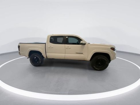 Used 2016 Toyota Tacoma SR5 w/ SR5 Appearance Package (DN) AWD/4WD image 9