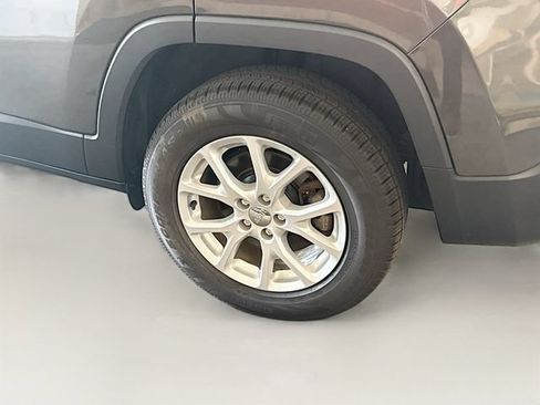 Used 2018 Jeep Cherokee Latitude Plus w/ Comfort/Convenience Group AWD/4WD image 30