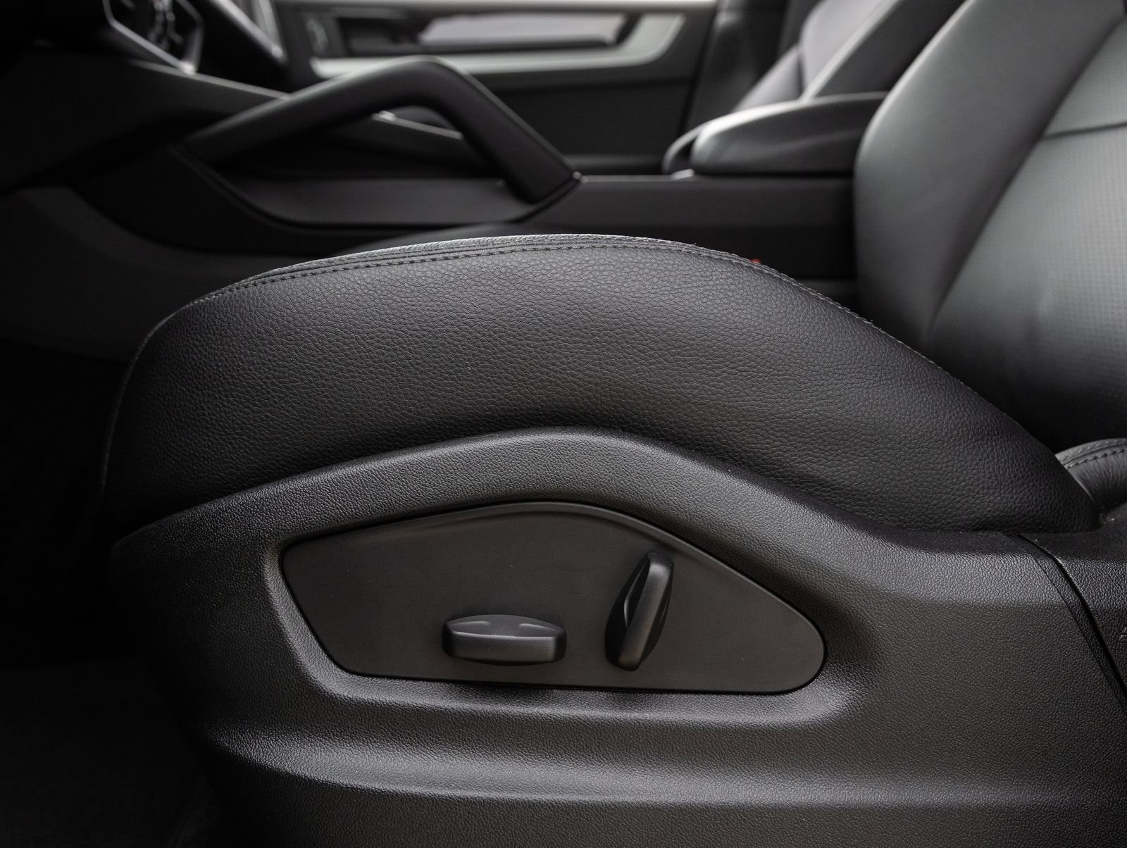 Certified 2025 Porsche Cayenne AWD/4WD image 23