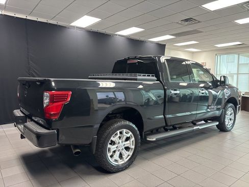 Used 2019 Nissan Titan SV w/ SV Convenience Package image 3