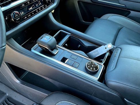 Used 2025 Nissan Pathfinder SL w/ Black Appearance Package image 18