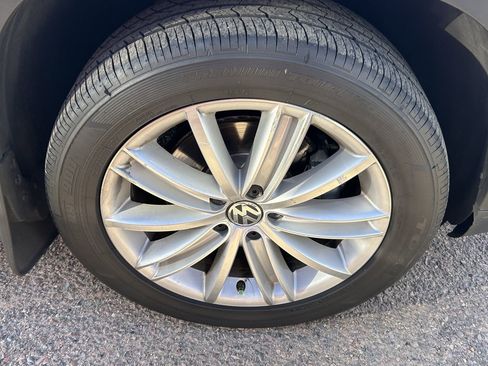 Used 2011 Volkswagen Tiguan SE image 8
