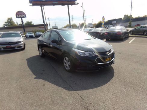 Used 2017 Chevrolet Cruze LS image 4