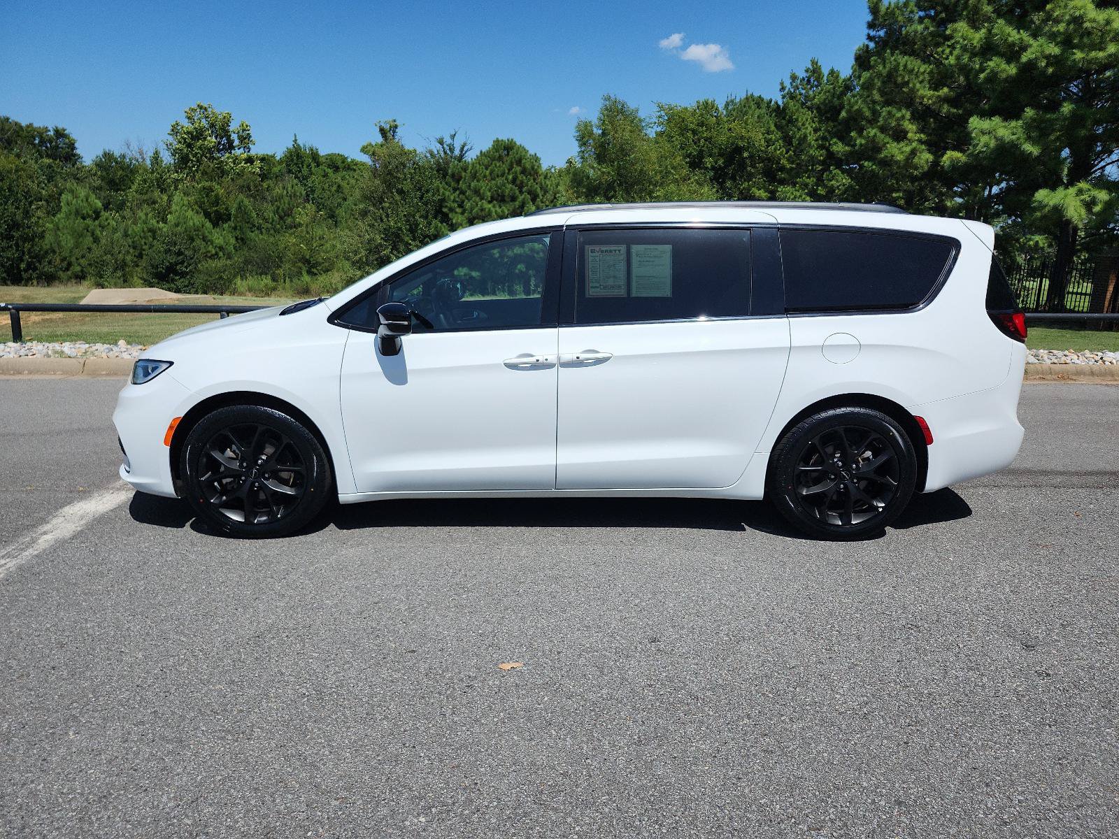 Used 2025 Chrysler Pacifica Limited FWD image 2