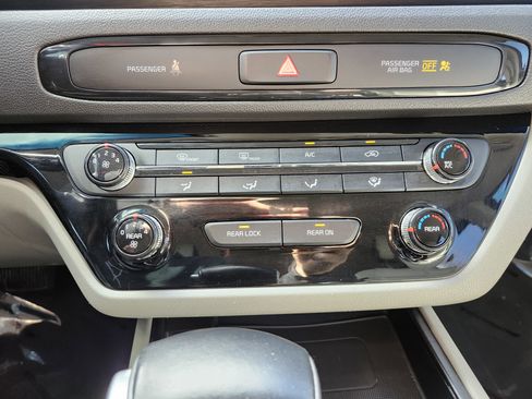Used 2019 Kia Sedona EX image 30