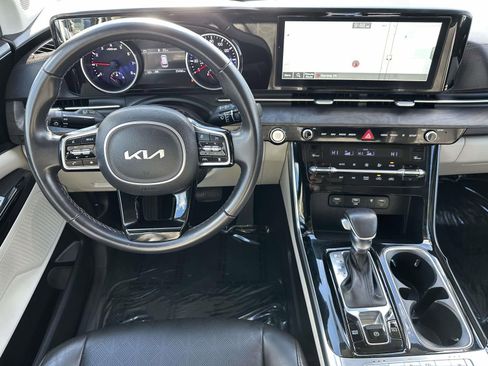 Used 2023 Kia Carnival EX image 8