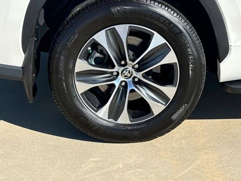 Used 2021 Toyota Highlander XLE AWD/4WD image 9
