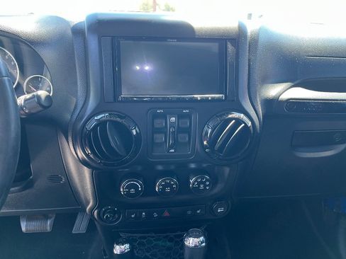 Used 2014 Jeep Wrangler Unlimited Sahara AWD/4WD image 9