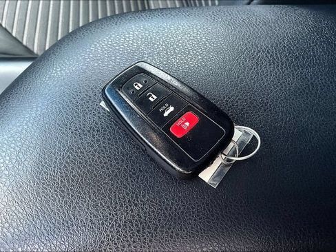 Used 2018 Toyota Camry SE w/ Moonroof Package FWD image 33