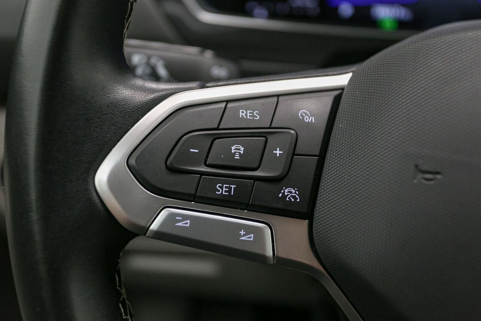 Certified 2023 Volkswagen Tiguan SE w/ Panoramic Sunroof Package FWD image 41