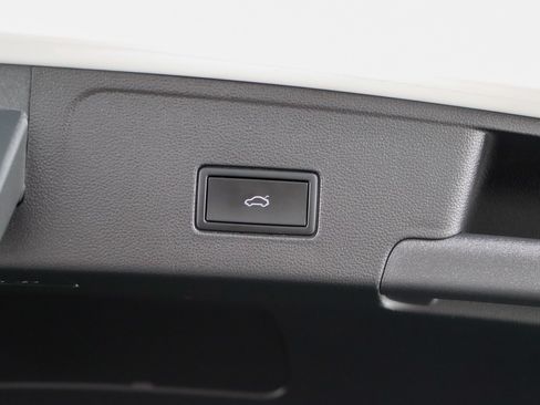 Used 2024 Volkswagen Atlas Cross Sport SE FWD image 30