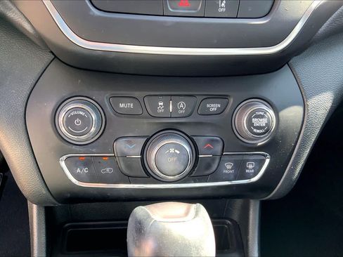 Used 2022 Jeep Cherokee Latitude AWD/4WD image 33