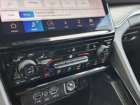 Used 2023 Jeep Grand Cherokee Limited image 34