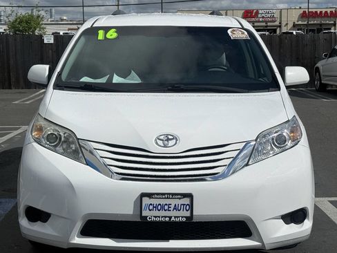 Used 2016 Toyota Sienna LE image 2