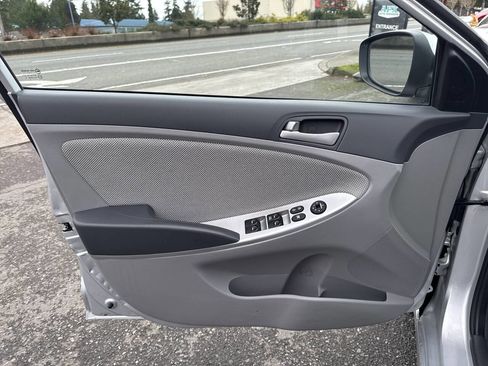 Used 2013 Hyundai Accent GLS image 28