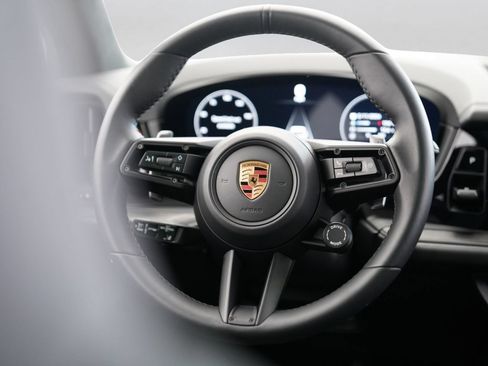 Used 2025 Porsche Cayenne GTS AWD/4WD image 36