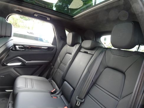 Used 2023 Porsche Cayenne Turbo S AWD/4WD image 17