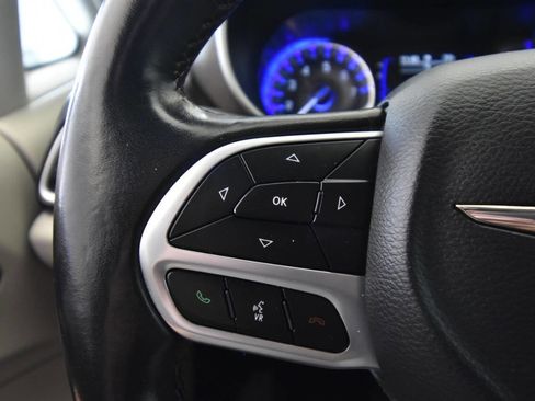 Used 2023 Chrysler Pacifica Touring-L image 25