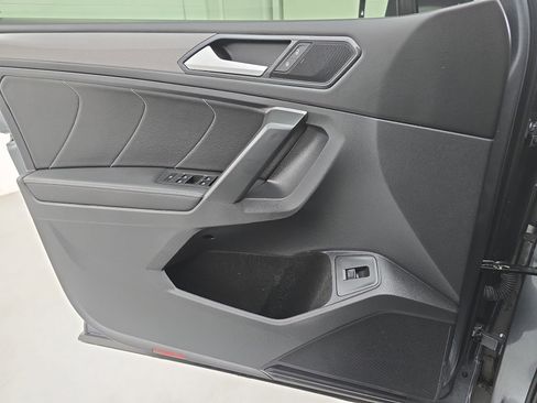 Used 2024 Volkswagen Tiguan SE image 28