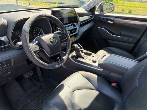 Used 2021 Toyota Highlander Limited AWD/4WD image 16