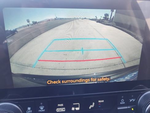 Used 2025 Toyota Highlander XLE image 27