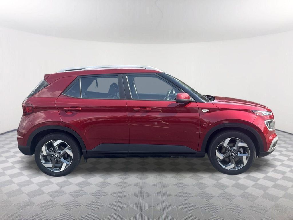 Used 2024 Hyundai Venue Limited FWD image 4