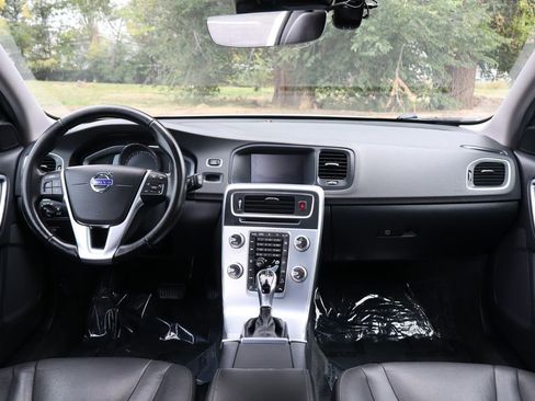 Used 2018 Volvo V60 T5 Cross Country w/ Convenience Package image 16