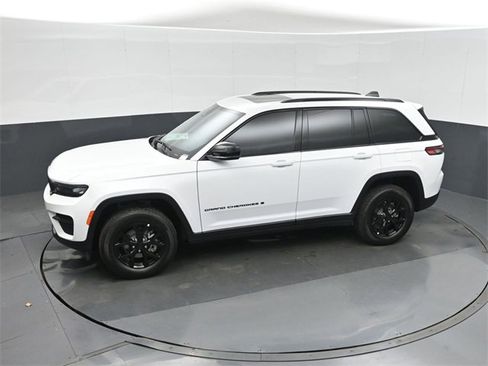 New 2025 Jeep Grand Cherokee Altitude image 23