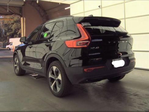 Used 2025 Volvo XC40 B5 Plus image 10