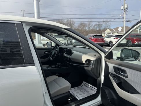 Used 2023 Nissan Rogue SV image 13