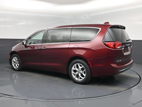 Used 2020 Chrysler Pacifica Touring w/ Tire & Wheel Group FWD image 4
