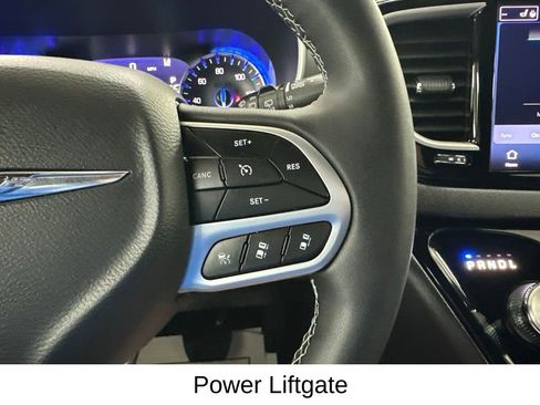 Used 2025 Chrysler Pacifica Select FWD image 36