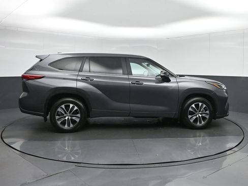 Used 2023 Toyota Highlander XLE FWD image 8