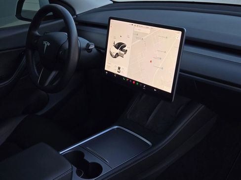 Used 2021 Tesla Model Y Long Range image 23